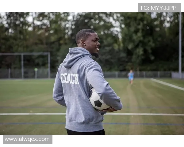 美国黑人足球明星的奋斗历程与对社会的深远影响